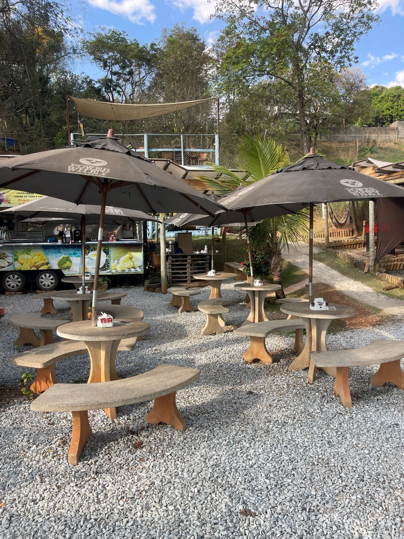 Espaço externo com mesas da Cris Bike Pampulha