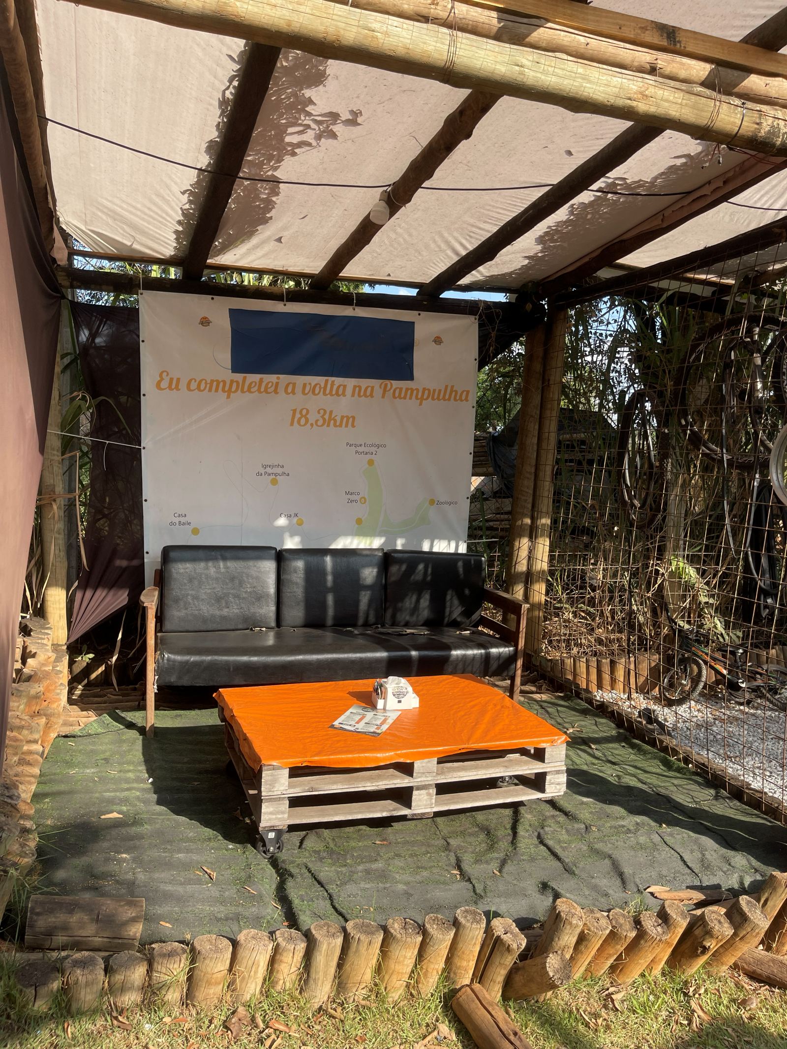 Espaço de descanso com sofá na Cris Bike Pampulha