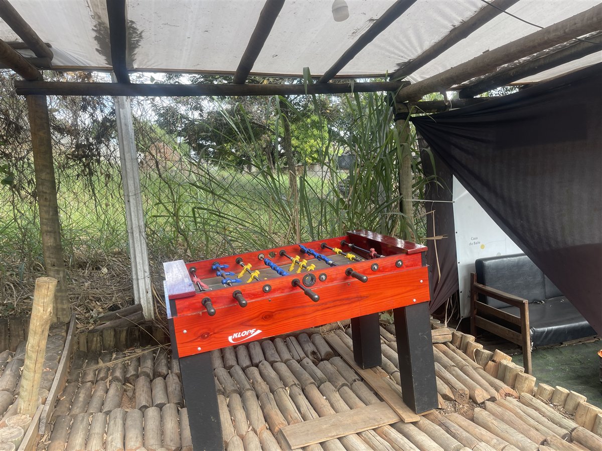 Espaço de recreação com totó na Cris Bike Pampulha