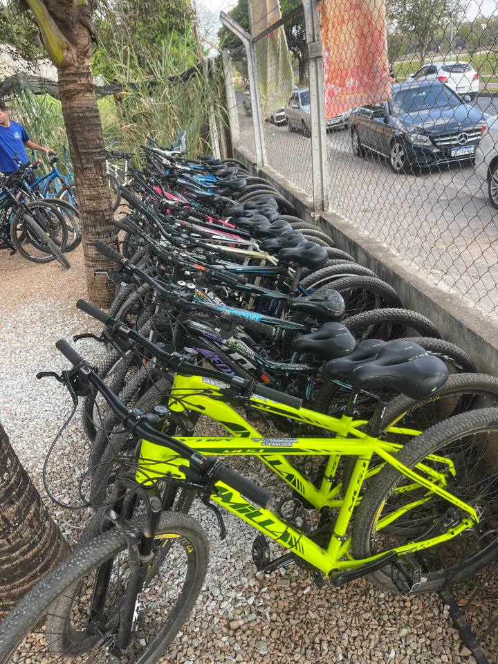 Estoque amplo de bicicletas alinhadas na Cris Bike Pampulha