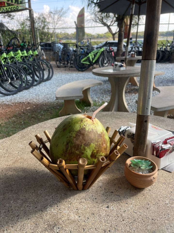 Água de coco gelada na Cris Bike Pampulha