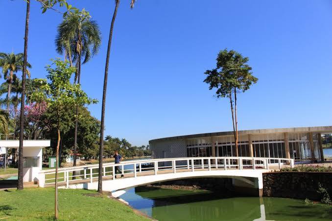Casa do Baile na Pampulha com ponte e área verde