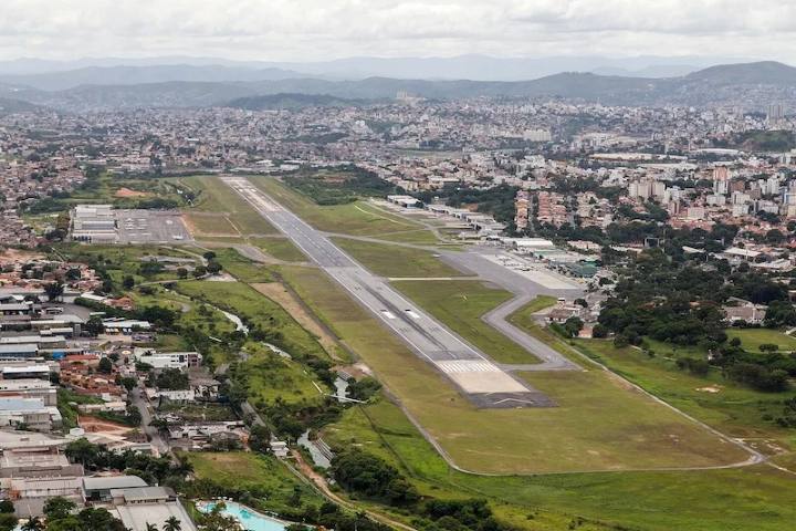 Vista aérea do Aeroporto da Pampulha e região